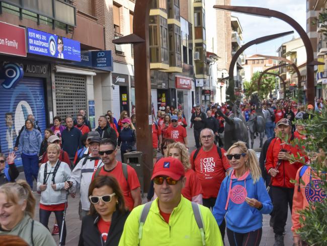 Más de 800 personas participaron en la etapa inaugural del VI Camino de Cervantes, que arrancó ayer con una caminata desde la Plaza Mayor hasta el Hospital Universitario de Torrejón, donde finalizó con una jornada dedicada a la nutrición
