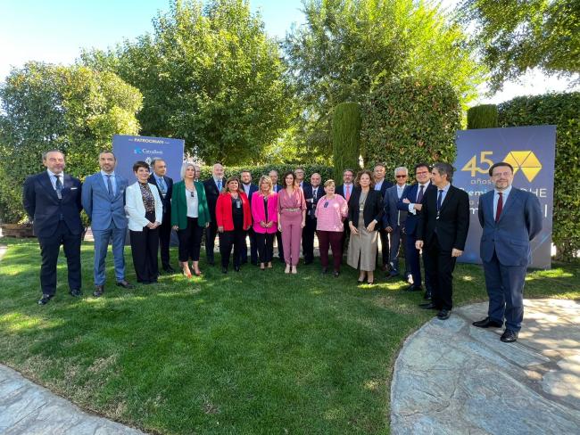 El alcalde de Torrejón de Ardoz, Ignacio Vázquez, entregó el galardón en la categoría de Empresa Comercial en los Premios AEDHE a la Excelencia Empresarial a la empresa torrejonera, Fersan, que cuenta con tres ópticas en la ciudad 