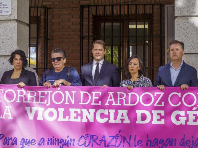 Torrejón de Ardoz guarda un minuto de silencio en recuerdo a Esther, la joven de 20 años que murió asesinada presuntamente a manos de su pareja el pasado mes de agosto en la ciudad 