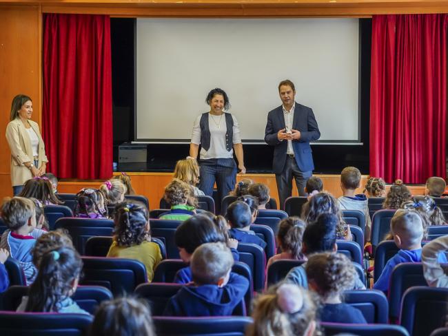 El alcalde, Ignacio Vázquez, visita a los alumnos de 4 años del CEIP Vicente Aleixandre, que trabajan en un proyecto sobre la ciudad y sus personalidades ilustres, y mantiene una divertida charla con los pequeños 