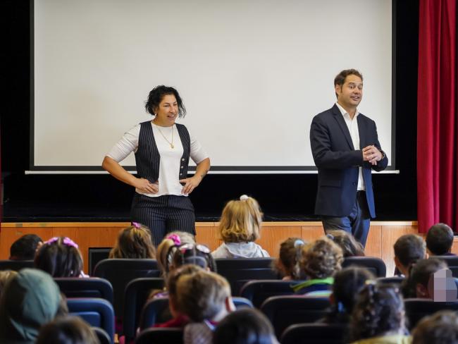 El alcalde, Ignacio Vázquez, visita a los alumnos de 4 años del CEIP Vicente Aleixandre, que trabajan en un proyecto sobre la ciudad y sus personalidades ilustres, y mantiene una divertida charla con los pequeños 