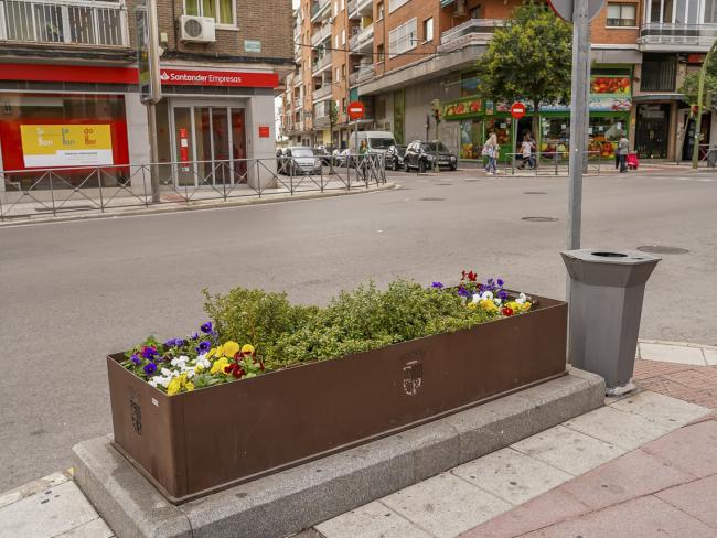 La Zona Centro de Torrejón de Ardoz cuenta con nuevas y elegantes jardineras que contribuyen al embellecimiento de esta parte de la ciudad