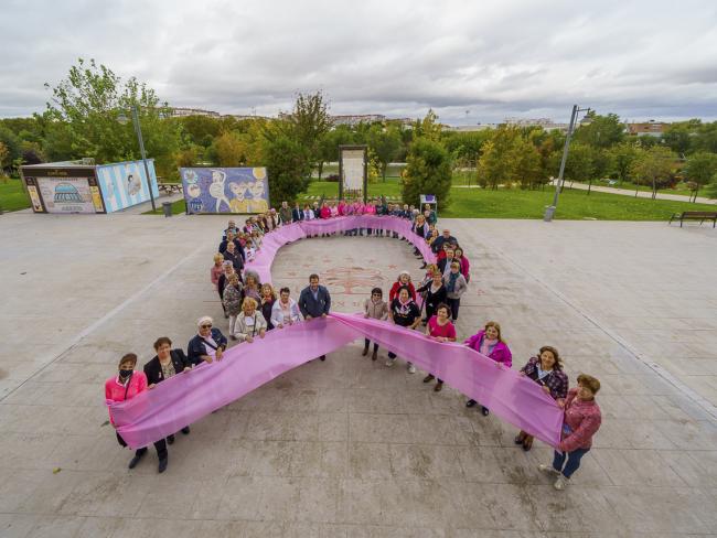 Lazo humano contra el cáncer de mama