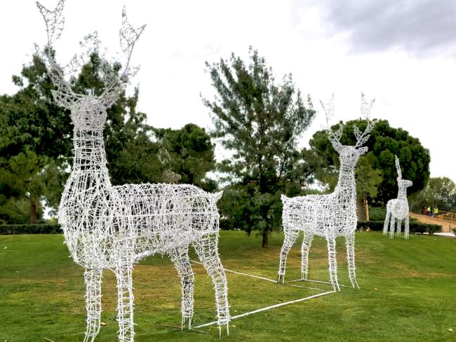 Ya se empieza a sentir la ilusión navideña en el Parque Mágicas Navidades con el montaje de casi un centenar de espectaculares ciervos luminosos que te trasladarán a un mundo de fantasía