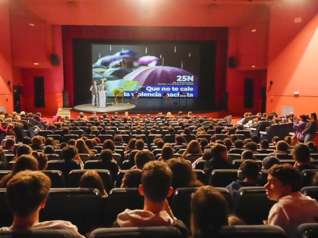 Torrejón de Ardoz conmemora el Día Internacional contra la violencia hacia las mujeres con un emotivo acto en homenaje y en memoria a todas las mujeres asesinadas