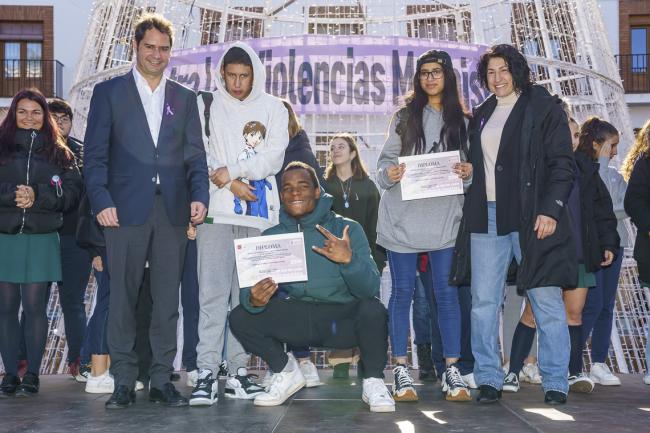 Torrejón de Ardoz conmemora el Día Internacional contra la violencia hacia las mujeres con un emotivo acto en homenaje y en memoria a todas las mujeres asesinadas
