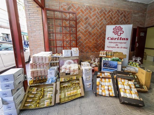 La Asociación de Parados de Torrejón de Ardoz entrega alimentos por valor de 1.805 euros a Cáritas