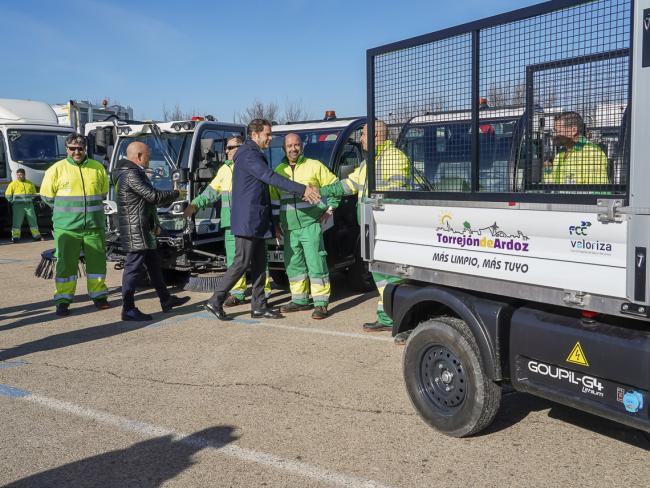 Torrejón de Ardoz mejora el servicio de limpieza viaria y recogida de basuras con la ampliación de los días de limpieza, aumento en la frecuencia de recogida, avanzados vehículos no contaminantes y más personal 
