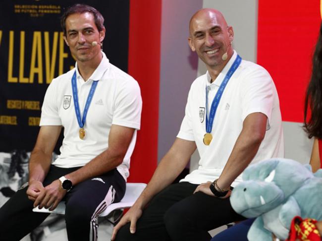 El entrenador torrejonero, Kenio Gonzalo, al frente de la selección española femenina sub-17 que se ha proclamado campeona del mundo
