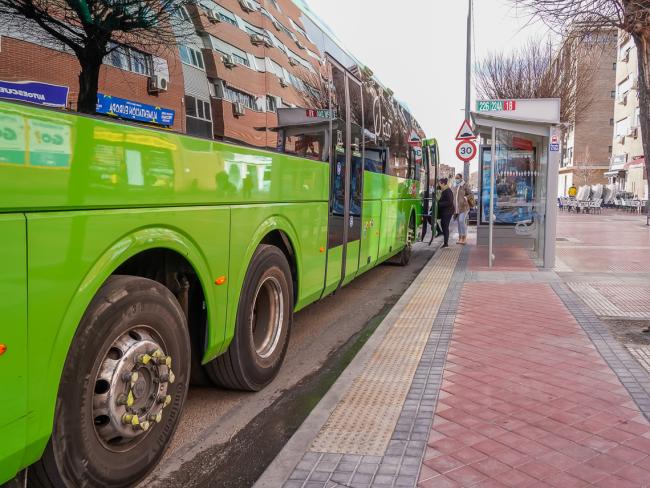 El Ayuntamiento de Torrejón de Ardoz ha reformado 46 paradas de autobús repartidas por toda la ciudad para hacerlas más accesibles a las personas con movilidad reducida