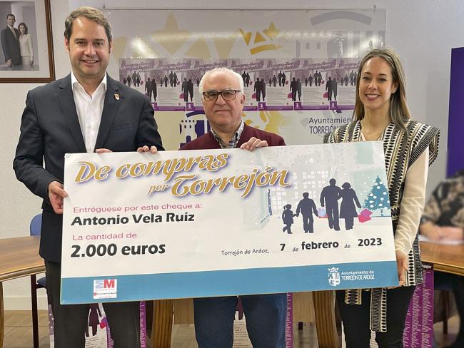 Los ganadores del concurso “De compras por Torrejón en las Mágicas Navidades” han recibido hoy sus cheques regalo 