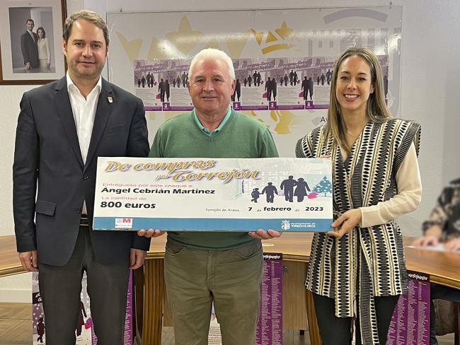 Los ganadores del concurso “De compras por Torrejón en las Mágicas Navidades” han recibido hoy sus cheques regalo 
