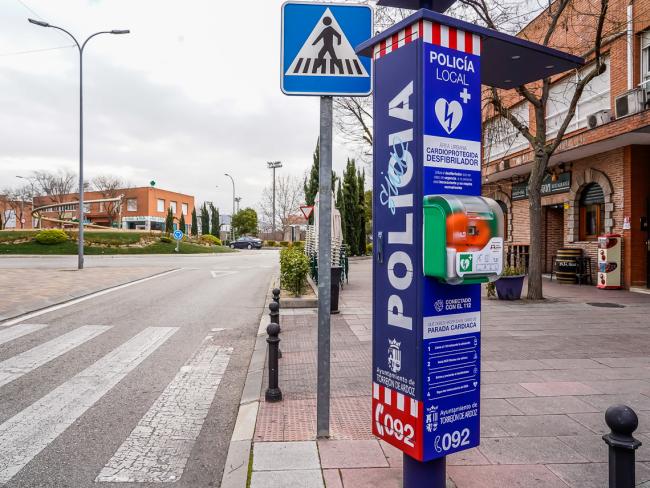 Torrejón de Ardoz, Ciudad Cardioprotegida, instala 10 nuevos desfibriladores semiautomáticos en los Puntos de Encuentro de Policía Local
