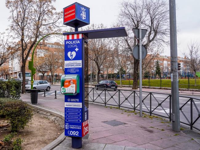 Torrejón de Ardoz, Ciudad Cardioprotegida, instala 10 nuevos desfibriladores semiautomáticos en los Puntos de Encuentro de Policía Local