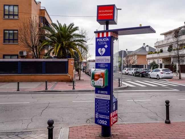 Torrejón de Ardoz, Ciudad Cardioprotegida, instala 10 nuevos desfibriladores semiautomáticos en los Puntos de Encuentro de Policía Local