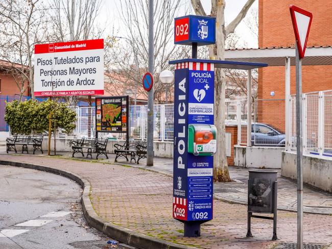 Torrejón de Ardoz, Ciudad Cardioprotegida, instala 10 nuevos desfibriladores semiautomáticos en los Puntos de Encuentro de Policía Local