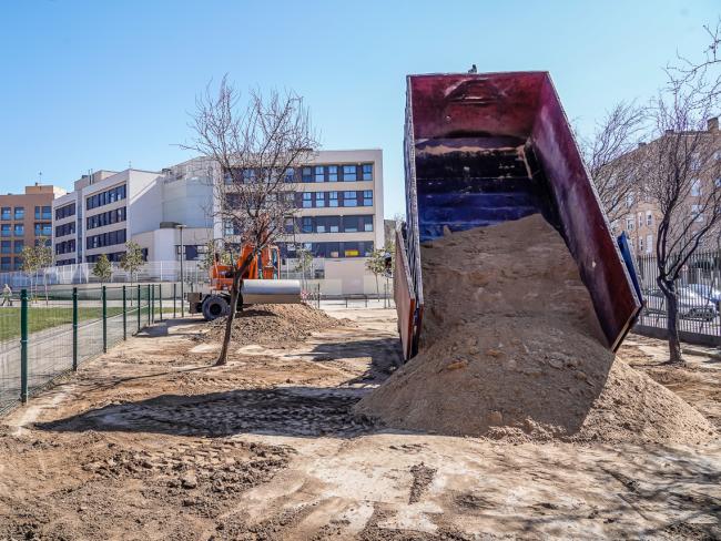 El Ayuntamiento está renovando las 52 áreas caninas que hay en Torrejón de Ardoz