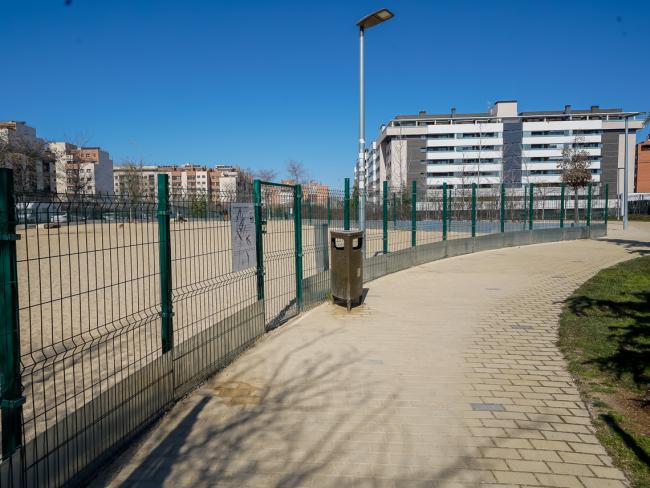 El Ayuntamiento está renovando las 52 áreas caninas que hay en Torrejón de Ardoz