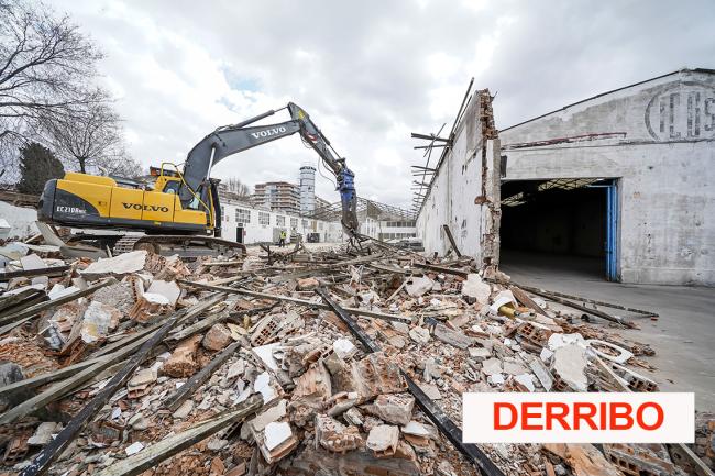 Se está construyendo un nuevo aparcamiento gratuito en superficie para los vecinos del Parque Cataluña, en la calle industria Nº 19 con capacidad para 67 vehículos