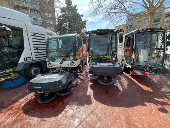 Se mejora la limpieza de la ciudad, intensificando el baldeo de las calles y el bolseo en los contenedores e incorporando nuevas máquinas barredoras
