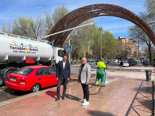 Se mejora la limpieza de la ciudad, intensificando el baldeo de las calles y el bolseo en los contenedores e incorporando nuevas máquinas barredoras