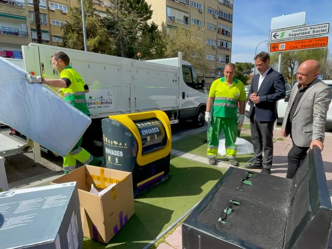 Se mejora la limpieza de la ciudad, intensificando el baldeo de las calles y el bolseo en los contenedores e incorporando nuevas máquinas barredoras