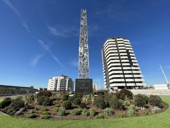 Torrejón de Ardoz luce el nuevo conjunto escultórico “Obelisco”, de Javier Rego, un símbolo que da la bienvenida a la ciudad por uno de los accesos principales 
