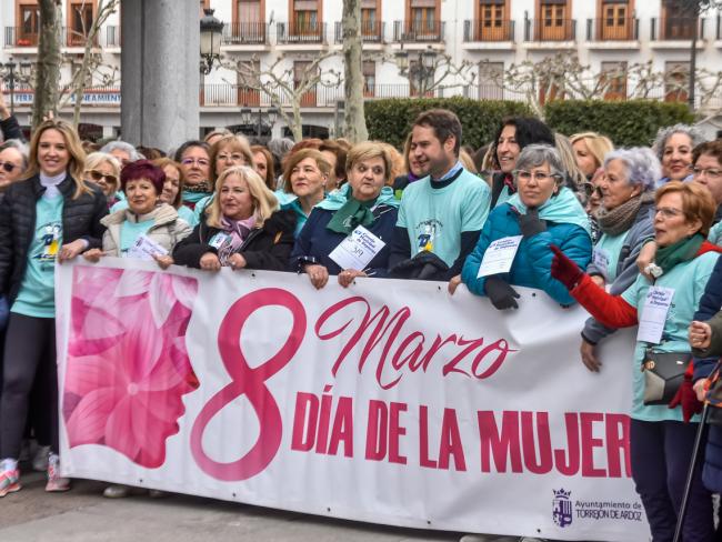 El Ayuntamiento de Torrejón celebra por todo lo alto el Día de la Mujer con el coloquio entre Anne Igartiburu y Patri Psicóloga, con representación teatrales para estudiantes y con la Marcha por la Igualdad 