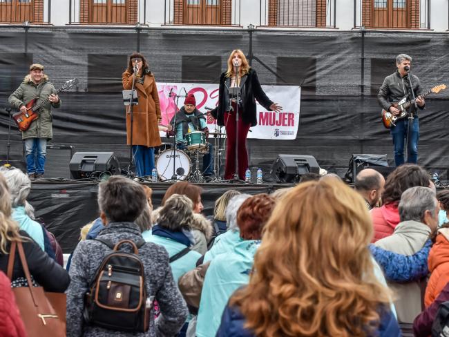 El Ayuntamiento de Torrejón celebra por todo lo alto el Día de la Mujer con el coloquio entre Anne Igartiburu y Patri Psicóloga, con representación teatrales para estudiantes y con la Marcha por la Igualdad 