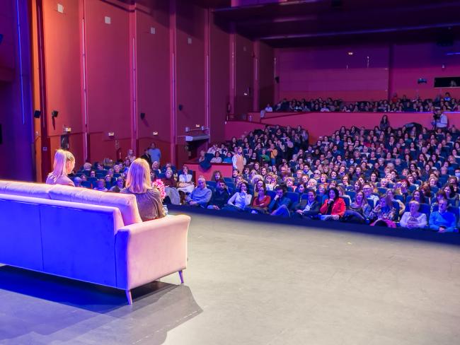El Ayuntamiento de Torrejón celebra por todo lo alto el Día de la Mujer con el coloquio entre Anne Igartiburu y Patri Psicóloga, con representación teatrales para estudiantes y con la Marcha por la Igualdad 
