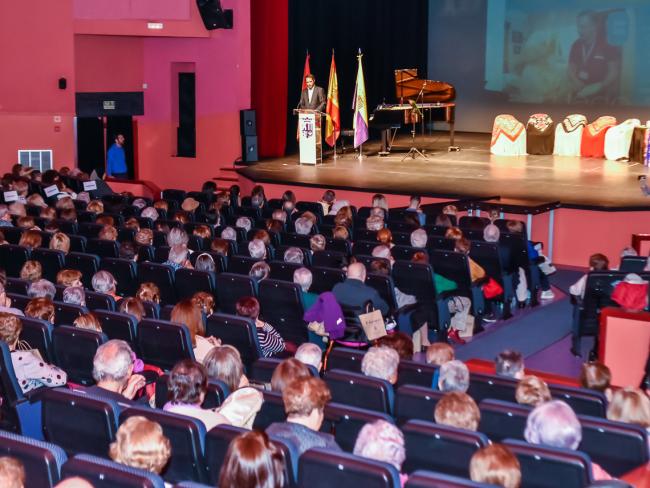 El alcalde, Ignacio Vázquez, ratificó su compromiso con la gratuidad de la Teleasistencia cuando se cumplen 8 años desde que los mayores de Torrejón no pagan cantidad alguna por este servicio 