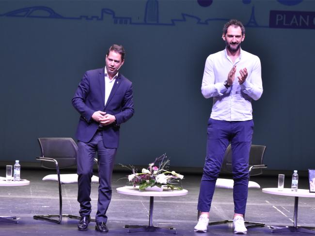 El alcalde, Ignacio Vázquez, con el torrejonero Jorge Garbajosa, presidente de la FEB, realizaron un emotivo recorrido por el proceso de transformación y mejora de la ciudad en el acto central del “Plan Ciudad: Torrejón Tiene +  Futuro"