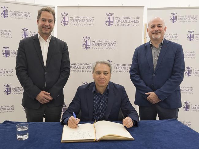 Gran éxito de la presentación de la primera novela del conocido periodista y presentador, Vicente Vallés, “Operación Kazán”