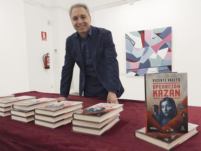 Gran éxito de la presentación de la primera novela del conocido periodista y presentador, Vicente Vallés, “Operación Kazán”