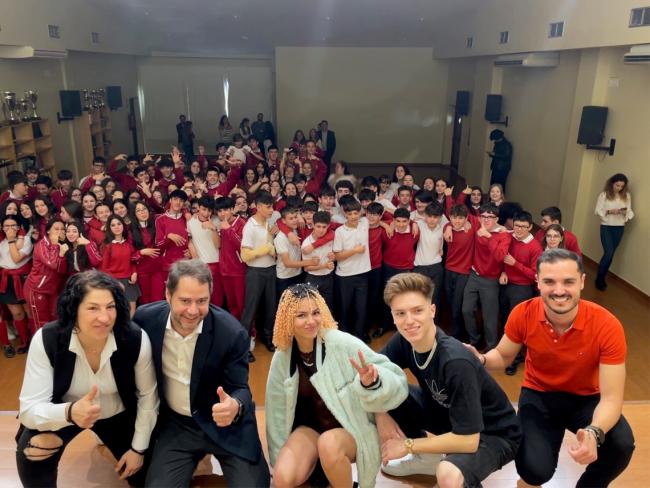 Espectacular inicio de las visitas de las jóvenes estrellas de TikTok, Animalize21 y Larissa Kimberly, a los institutos y colegios de Torrejon de Ardoz con motivo de la Semana de la Mujer
