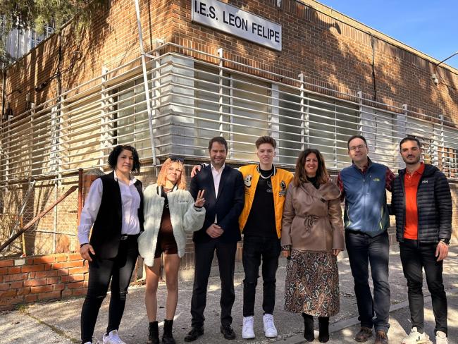 Espectacular inicio de las visitas de las jóvenes estrellas de TikTok, Animalize21 y Larissa Kimberly, a los institutos y colegios de Torrejon de Ardoz con motivo de la Semana de la Mujer