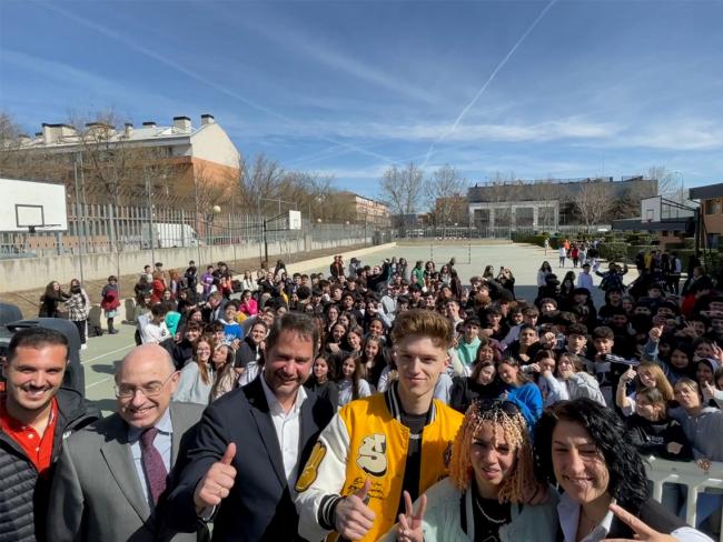 Espectacular inicio de las visitas de las jóvenes estrellas de TikTok, Animalize21 y Larissa Kimberly, a los institutos y colegios de Torrejon de Ardoz con motivo de la Semana de la Mujer