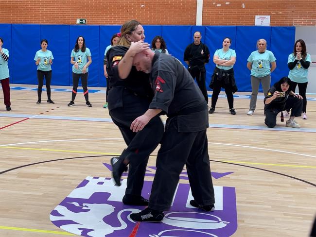 Gran acogida de la masterclass de defensa personal gratuita impartida por la cuatro veces campeona del mundo de defensa personal kajukembo y bicampeona mundial de defensa personal All Styles, Cristina Álvarez