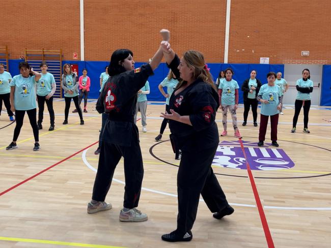 Gran acogida de la masterclass de defensa personal gratuita impartida por la cuatro veces campeona del mundo de defensa personal kajukembo y bicampeona mundial de defensa personal All Styles, Cristina Álvarez