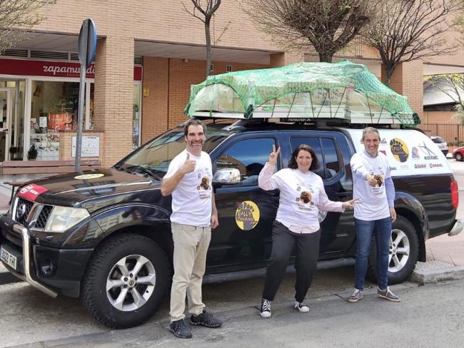 La zapatería infantil Zapamundi lleva material escolar, deportivo, juguetes, ropa y calzado a niños sin recursos de Marruecos, colaborando con la Asociación Rally Solidario 