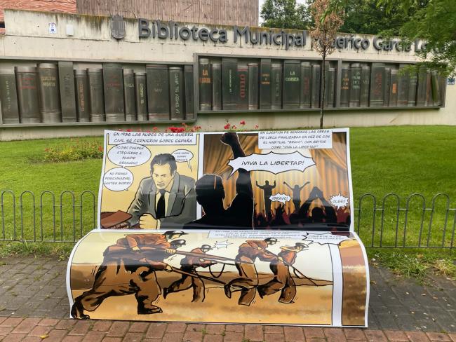 Instalados 3 bancos en forma de libros junto a la Biblioteca Central Federico García Lorca para promover la afición a la lectura