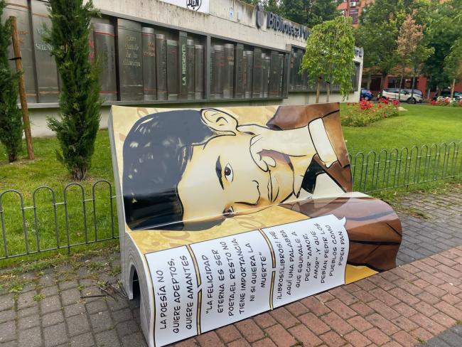 Instalados 3 bancos en forma de libros junto a la Biblioteca Central Federico García Lorca para promover la afición a la lectura
