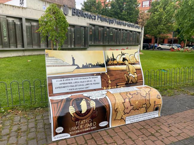 Instalados 3 bancos en forma de libros junto a la Biblioteca Central Federico García Lorca para promover la afición a la lectura