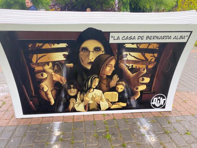 Instalados 3 bancos en forma de libros junto a la Biblioteca Central Federico García Lorca para promover la afición a la lectura