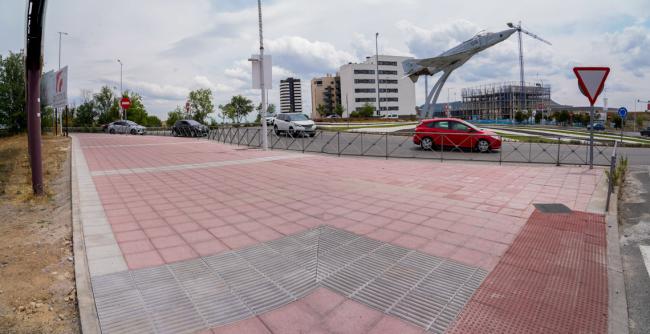 Ampliado y mejorado el tramo de acera junto a la rotonda del avión que muchos torrejoneros usan para acceder al Centro Comercial Oasiz, el Polígono Casablanca y la Base Aérea