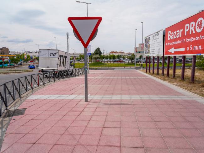 Ampliado y mejorado el tramo de acera junto a la rotonda del avión que muchos torrejoneros usan para acceder al Centro Comercial Oasiz, el Polígono Casablanca y la Base Aérea