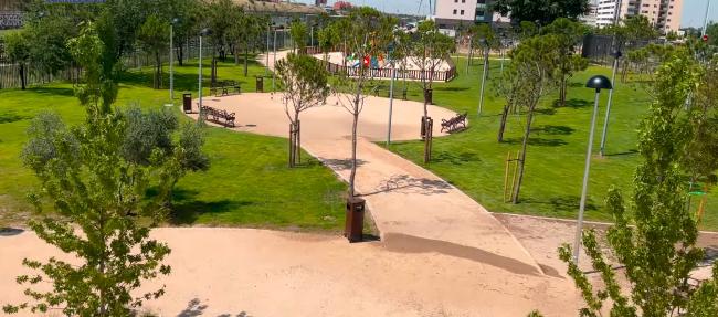 El nuevo Parque Alcalá cuenta con 201 árboles de gran calibre, además de 3.506 m2 de praderas de césped y con esta zona verde ya son 124 los parques nuevos y reformados por el actual Gobierno local