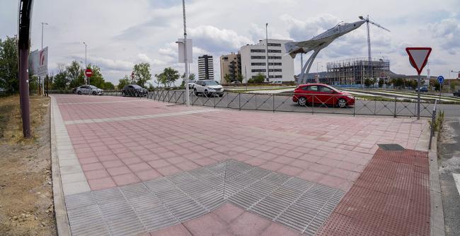 Ampliado y mejorado tramo de acera, situado junto a la rotonda del avión, que muchos torrejoneros usan para acceder al Centro Comercial Oasiz, el Polígono Casablanca y la Base Aérea