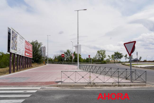 Ampliado y mejorado tramo de acera, situado junto a la rotonda del avión, que muchos torrejoneros usan para acceder al Centro Comercial Oasiz, el Polígono Casablanca y la Base Aérea