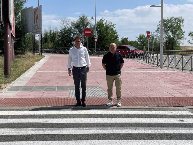 Ampliado y mejorado tramo de acera, situado junto a la rotonda del avión, que muchos torrejoneros usan para acceder al Centro Comercial Oasiz, el Polígono Casablanca y la Base Aérea